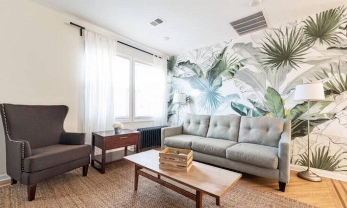 Lower Vailsburg Apartamento | Two floor Urban Oasis: King Bed Near NYC Train