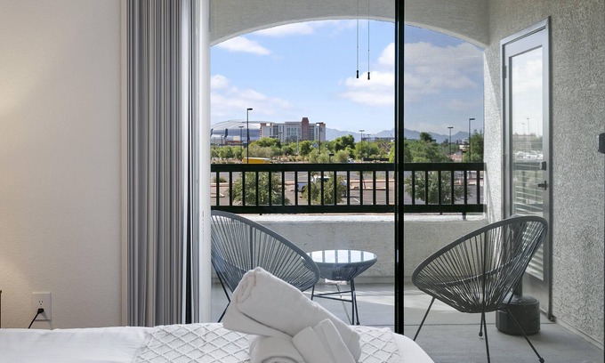 Glendale Sports and Entertainment District Apartamento | TWO Glendale CozySuites with Pool 2 & 9