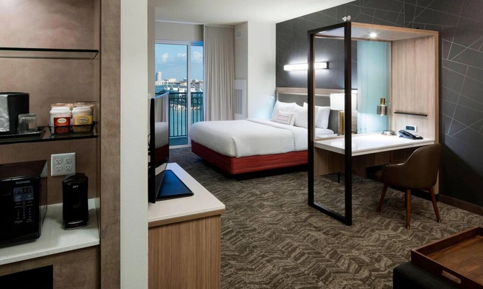 Clearwater Beach Hotel | Two Great Suites fit for families! Pool, Near Sand Key Park, Restaurant and Bar!