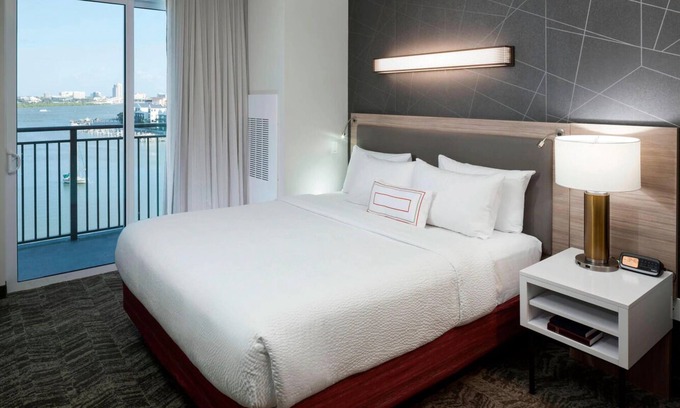Clearwater Beach Hotel | Two Great Units, Pool, Near Clearwater Beach, Restaurant and Bar!