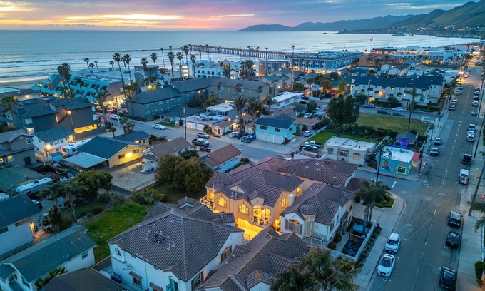 Downtown Casa | Two Homes*Close to beach*Sleeps 17!