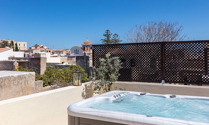 Old Town Rethymnon Casa | Two independent apartments in one, a beautiful terrace with Jacuzzi and bbq!