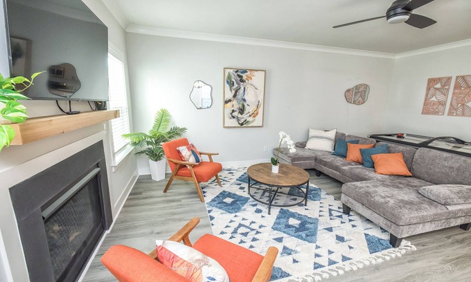 Kings Grant Casa | Two King beds, Game Room, Screen Room, Fully Fenced in Yard Beautiful Home!
