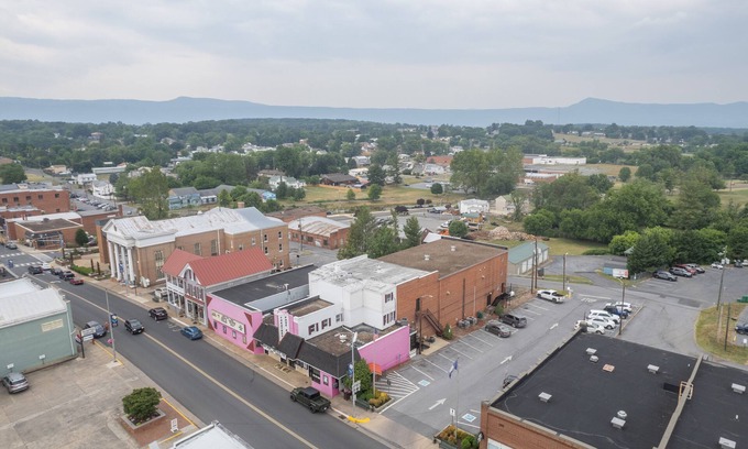 Luray Casa | Two master suites in historic downtown
