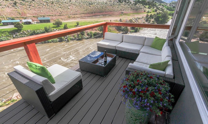 Gardiner Casa | A dos minutos del parque Yellowstone con acceso privado al río, 30 pies. Deck y BBQ.
