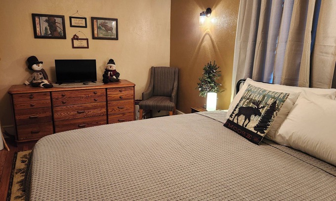 Petersburg Casa | 2 Bedrooms King & Queen main floor.. add Loft 2 twin beds seperate rooms fee