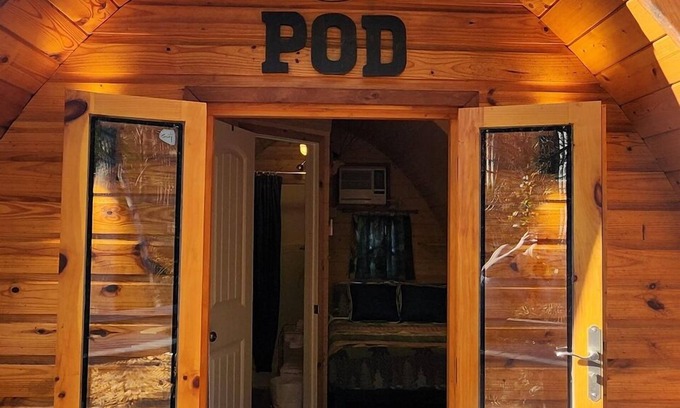 Mill Spring Apartamento | Two person Pod on the creek, Dog Friendly, Deck, private firepit, full bathroom, Sleeps 2.