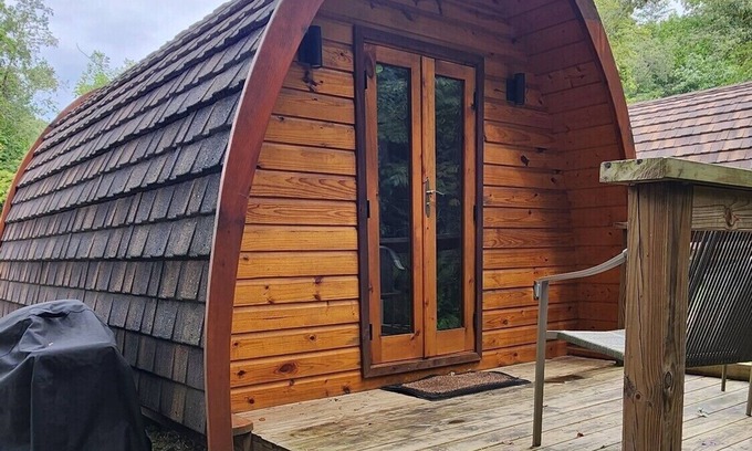 Mill Spring Apartamento | Two person Pod on the creek, Deck, private firepit, full bathroom, Kitchenette, Sleeps 2.