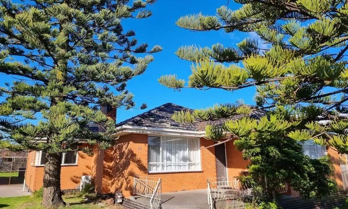 Tullamarine Casa | Two Pines, house near airport and shopping!