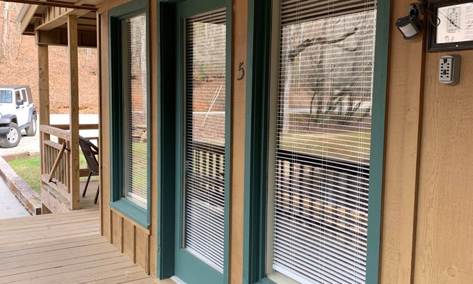 Rabun Gap Casa | Two Queen Beds with Queen Sleeper Sofa, One Bathroom overlooking Lake