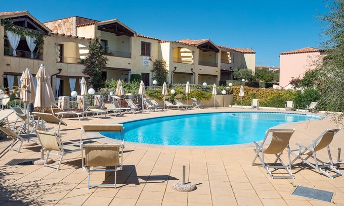 Murta Maria Apartamento | Dos habitaciones que dan a la piscina en un entorno elegante, a sólo 2 km del mar