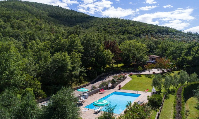 Orzale Villa | Villa de dos plantas con una gran piscina privada y un bonito jardín.