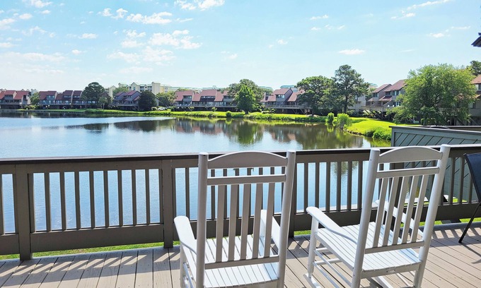 Litchfield by the Sea Condominio | Casa adosada de dos pisos en la playa, vista al lago, fácil paseo a la playa, piscina, estacionamiento cubierto