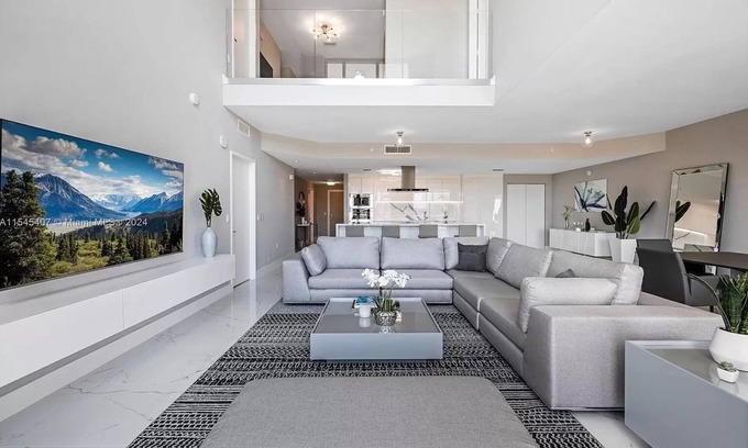 Sunny Isles Beach Condominio | Two-story condo with water views in 5* Condo complex