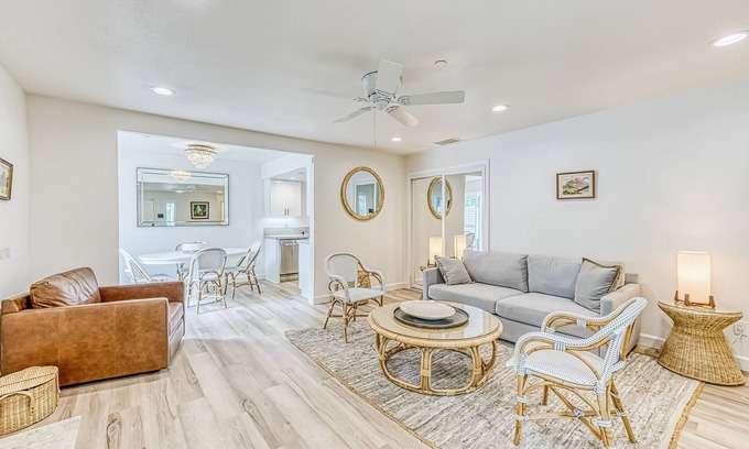 Bass Lake Condominio | Two-story condo in gated community with patio, pool, hot tub - walk to Bass Lake