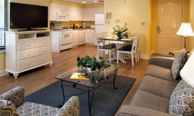 Hilton Head Complejo | Two Stylish 2BR Vacation Home w/Modern Kitchen, Pool and Outdoor Dining