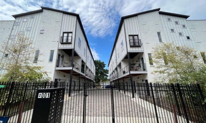 Hillsboro West End Apartamento | Two Townhomes – Rooftop Patios – Hillsboro Village