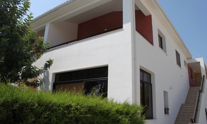 Kissonerga Apartamento | Dos muy grande y luminoso apartamento con jardín privado, piscina y parrilla