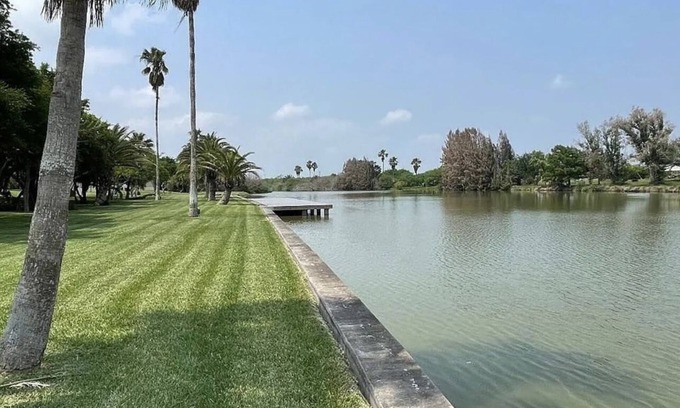 Los Fresnos Casa | Two Waterfront Homes in One!