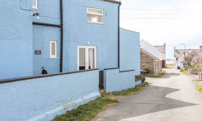 Rhosneigr Cabaña | TWYNI CANOL, pet friendly, country holiday cottage in Rhosneigr
