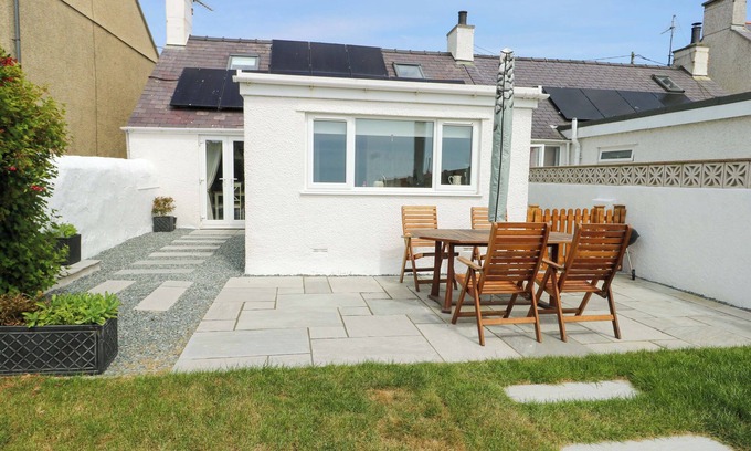 Llanfaelog Cabaña | TY BACH, pet friendly, with open fire in Rhosneigr