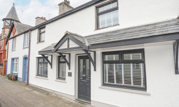 Cemaes Bay Cabaña | TY BARA, pet friendly, country holiday cottage in Cemaes Bay