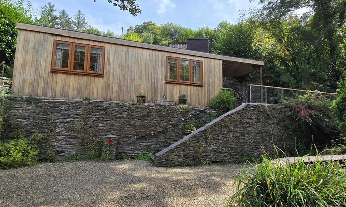 Newcastle Emlyn Cabaña | TY BARDDU, pet friendly, with a garden in Newcastle Emlyn