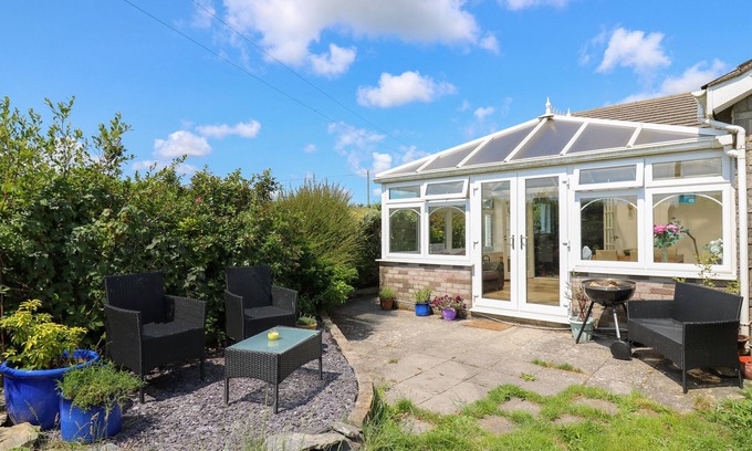 Llangynin Cabaña | TY CARIAD, pet friendly, with a garden in St Clears