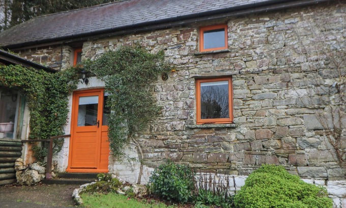 Llanybydder Cabaña | TY CEFFYLAU, pet friendly, character holiday cottage in Llanybydder