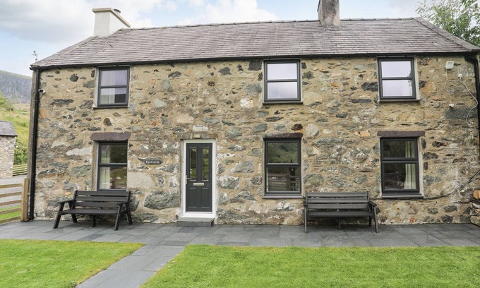 Caernarfon Casa | TY COCH, family friendly, character holiday cottage in Caernarfon