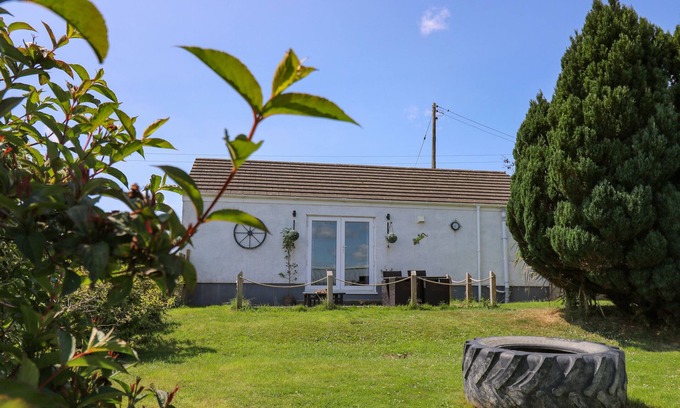 Llangynin Cabaña | TY CWTCH, pet friendly, country holiday cottage in St Clears