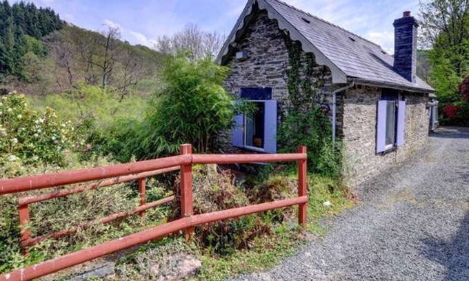 Machynlleth Casa | Esta atractiva casa de piedra se encuentra sobre el río Dulas, rodeada por las colinas boscosas del