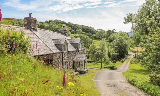 Dolgellau Casa | TY GLAN YR AFON, pet friendly, with open fire in Dolgellau