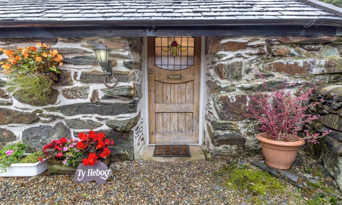 Beddgelert Casa | Charmingly Restored 17th Century Grade II Listed Barn with Cosy Log Burner
