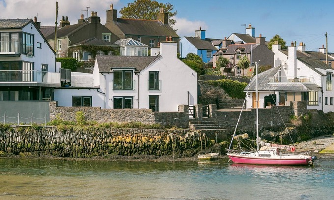 Cemaes Bay Cabaña | Ty Lawr - an on the beach that sleeps 8 guests in 4 bedrooms
