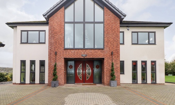 Llanrhidian Higher Cabaña | TY MARLYN, pet friendly, luxury holiday cottage in Crofty