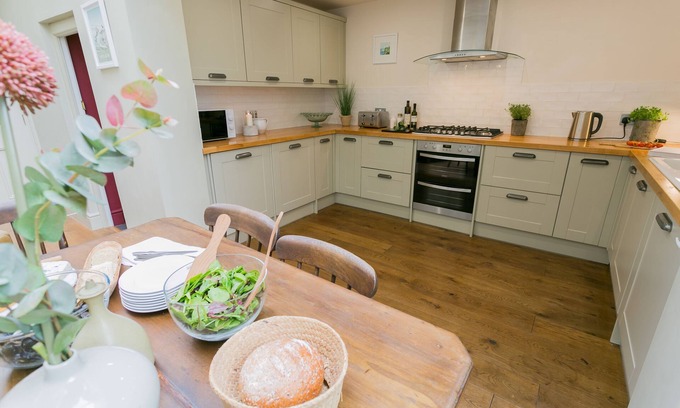 Beaumaris Cabaña | Ty Medi - a town that sleeps 6 guests in 4 bedrooms