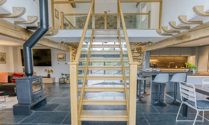 Llanddaniel Fab Cabaña | Ty Meryl - a dog that sleeps 7 guests in 3 bedrooms