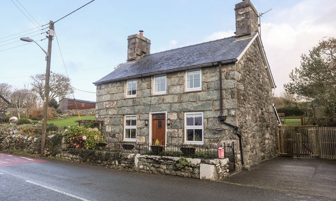 Dyffryn Ardudwy Cabaña | TY'N Y CLAWDD, pet friendly, with hot tub in Dyffryn Ardudwy