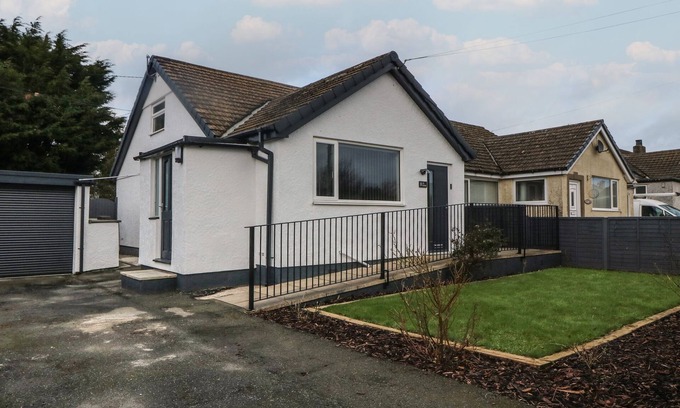 Dwyran Casa | TY NAIN, pet friendly, with open fire in Llanfairpwllgwyngyll