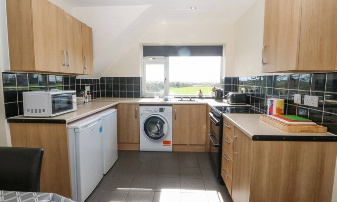 Llanfaelog Casa | TY NI ANNEX, pet friendly, with a garden in Llanfaelog