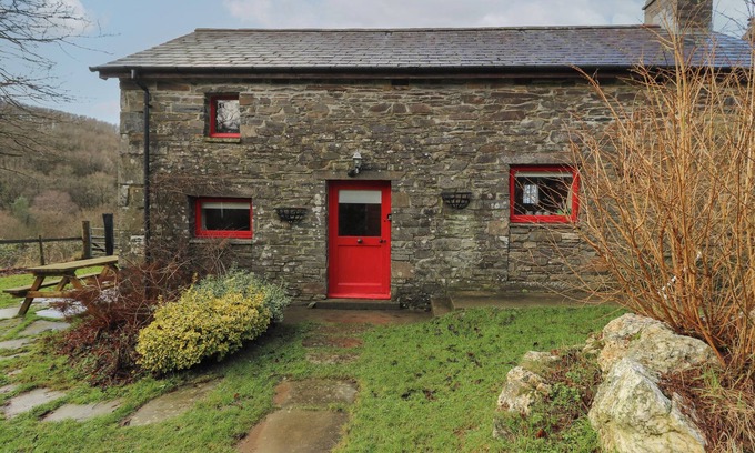 Pencader Cabaña | TY TARW, pet friendly, character holiday cottage in Llanybydder