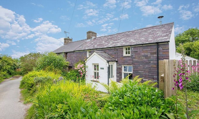 Newport Casa | Ty Top, Holiday Home Newport, Sleeps 4, 2 bedrooms, bathrooms
