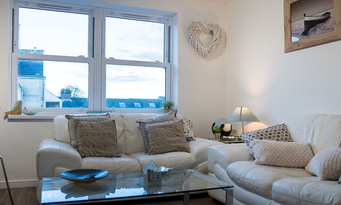 Pembroke Dock Cabaña | 32 QUEEN STREET, country holiday cottage in Pembroke Dock