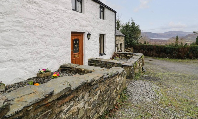 Arthog Cabaña | TYDDYN SEFFRA, family friendly, with open fire in Fairbourne