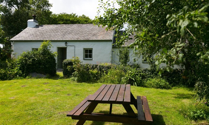 Bodorgan Apartamento | Tyn Llan - a dog that sleeps 4 guests in 2 bedrooms