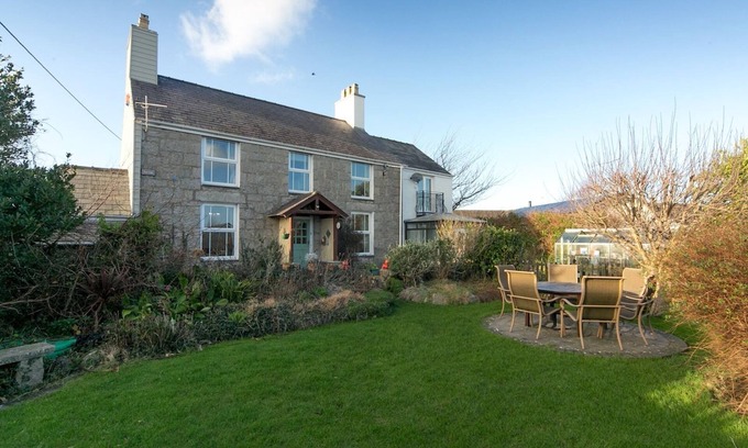 Moelfre Casa | Beautiful Traditional Welsh Home By The Coast | Pass the Keys