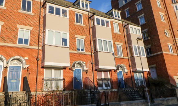 North Shields Cabaña | TYNE VIEW, pet friendly, character holiday cottage in North Shields