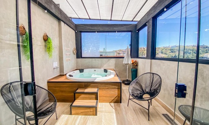 Regiao Urbana Homogenea X Casa | Uai House com jacuzzi, teto rooftop retrátil e colchão massageador
