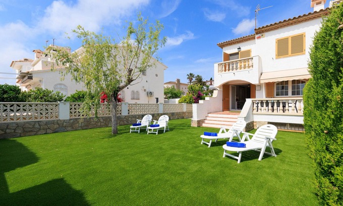 Miami Platja Chalet De Esquí | UHC CASA MISTRAL · Gran Jardín Privado con BBQ · 50m Playa Cristal